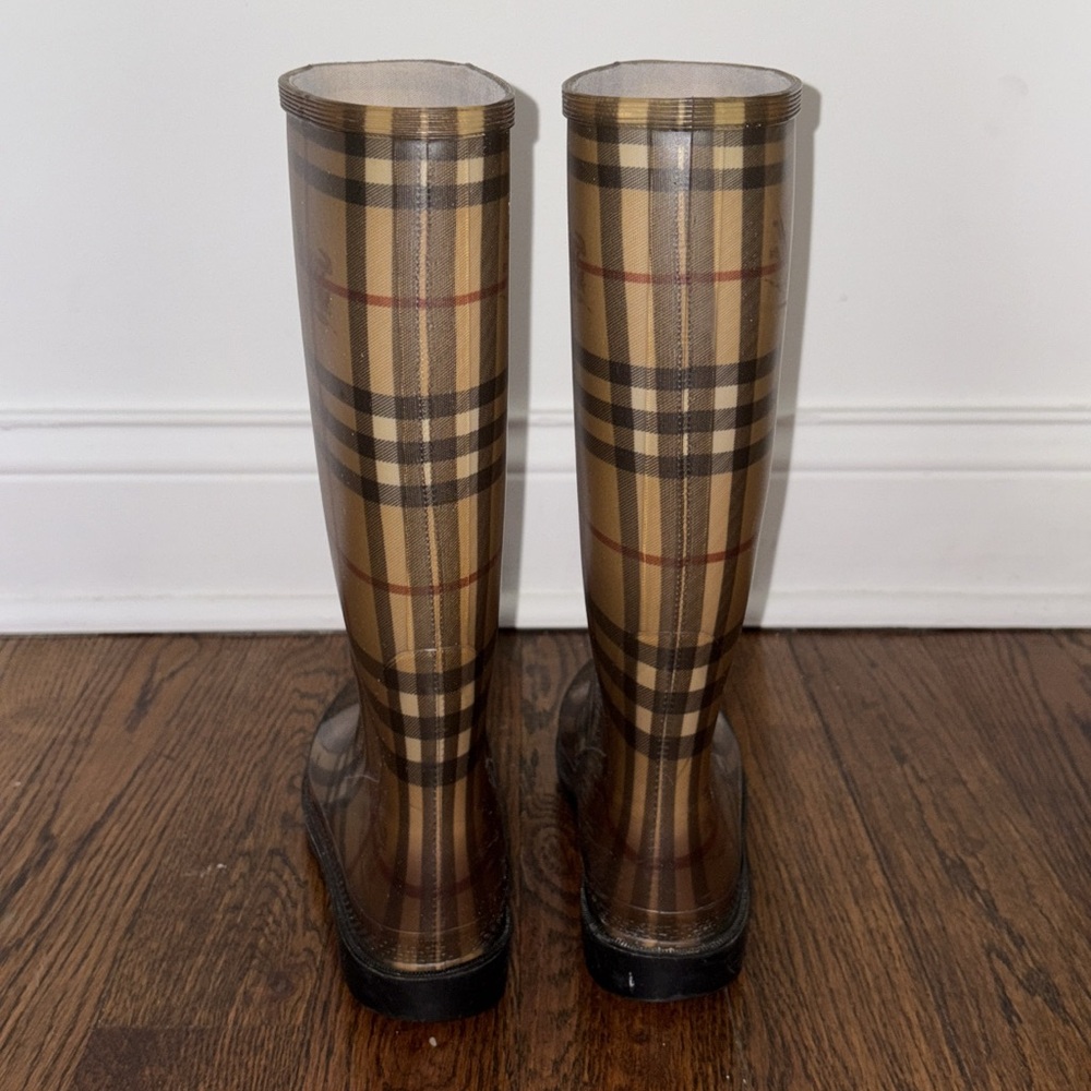 Burberry women’s Rainboots. - Picture 5 of 5